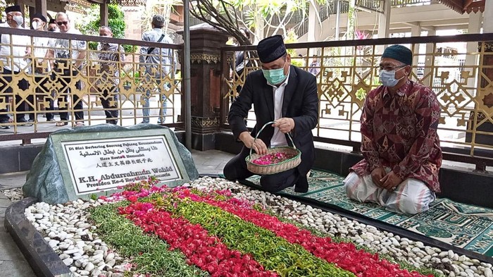 Wakil Ketum DMI Ziarah ke Makam Gus Dur Wakil Ketum Dewan Masjid Indonesia Komjen Pol (Purn) DR. H. Syafruddin mengunjungi Ponpes Tebu Ireng, Jatim. Syafruddin juga sempet berziarah ke makam Gus Dur.