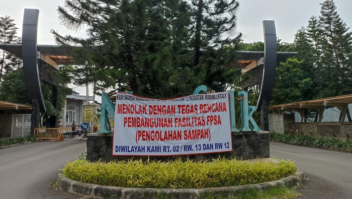 Warga Perumahan Rorotan Kirana Legacy dan masyarakat sekitar menolak pembangunan Fasilitas Pengolahan Sampah Antara (FPSA).