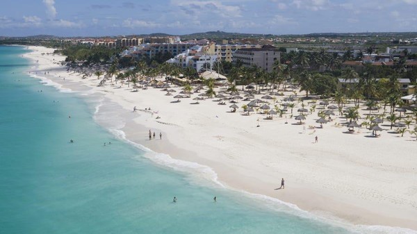 Eagle Beach di Oranjestad, Karibia Belanda berada di peringkat kelima Menurut salah satu pengguna Tripadvsior pantai ini benar-benar indah.(Getty Images/CNN)