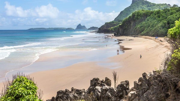 Baio do Sancho di Kepulauan Noronha Brasil yang cukup terpencil ini berada di peringkay ke tujuh. Meski aksesnya tidak mudah, namun penggna Tripadvisor menganggap keindahannya sepadan dengan usaha yang dilakukan. (Adobe Stock/CNN) Baio do Sancho di Kepulauan Noronha Brasil yang cukup terpencil ini berada di peringkay ke tujuh. Meski aksesnya tidak mudah, namun penggna Tripadvisor menganggap keindahannya sepadan dengan usaha yang dilakukan. (Adobe Stock/CNN)