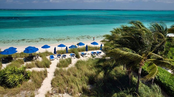 Grace Bay Beach di Providenciales, Turks dan Caicos menempati posisi pertama. Tahun lalu pantai ini menempati posisi keempat. (Adobe Stock/CNN)