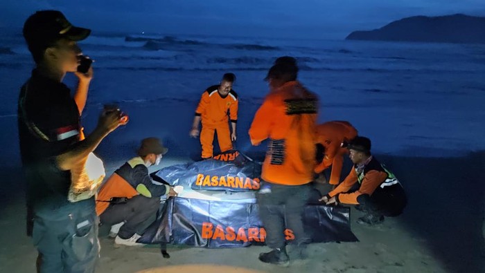 5 Wisatawan terseret ombak di Pantai Holtekamp, Jayapura, Papua (Dok. Istimewa)