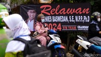 Spanduk tersebut bertuliskan Relawan Anies Baswedan 2024 dari SB Team Cilandak, Jakarta Selatan. Anies Baswedan tampak mengenakan pakaian Betawi dan lokasi spanduk persis berada di pertigaan jalanan.