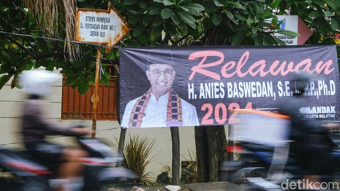 Spanduk relawan Anies Baswedan mejeng di Jalan Lebak Bulus Raya, Kecamatan Cilandak, Jakarta Selatan, berdasarkan pantauan hari Kamis (24/2/2022) pukul 09.30 WIB.