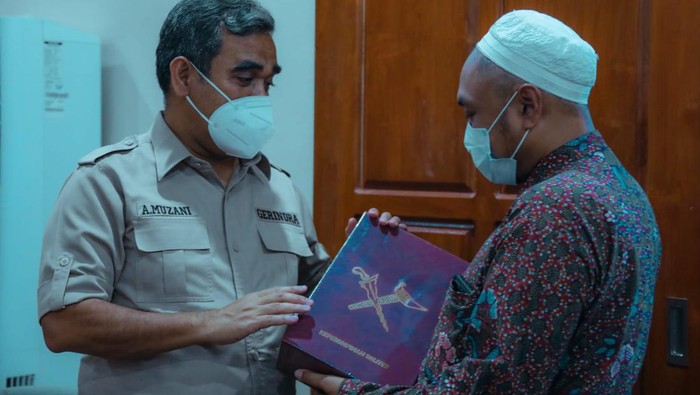 Sekjen Gerindra Ahmad Muzani dengan pimpinan Ponpes Mambaul Ulum Bata-Bata, Achmad Faishol, Pamekasan, Madura, Kamis (24/2/2022).