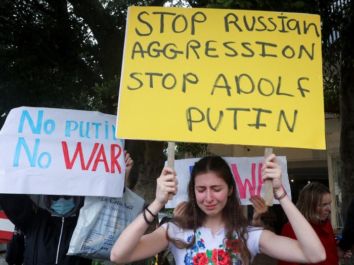 Perang Rusia-Ukraina telah dimulai. Korban jiwa berjatuhan. Pertumpahan darah dan isak tangis pun tak terbendung.