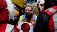 Berikutnya, sejumlah warga Ukraina di Turki menggelar aksi protes terhadap operasi militer Rusia di dekat Konsulat Rusia di Istanbul. REUTERS/Dilara Senkaya.