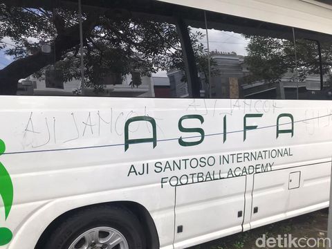 Akademi sepak bola milik Pelatih Persebaya Surabaya, Aji Santoso di Kota Malang menjadi sasaran aksi vandalisme. Mobil operasional dicoret-coret.
