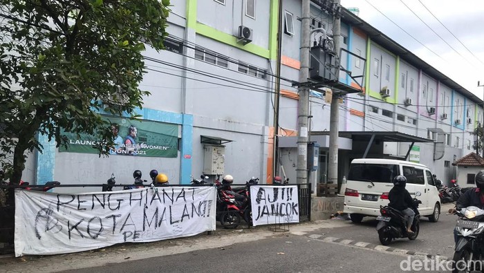 Akademi sepak bola milik Pelatih Persebaya Surabaya, Aji Santoso di Kota Malang menjadi sasaran aksi vandalisme. Mobil operasional dicoret-coret.