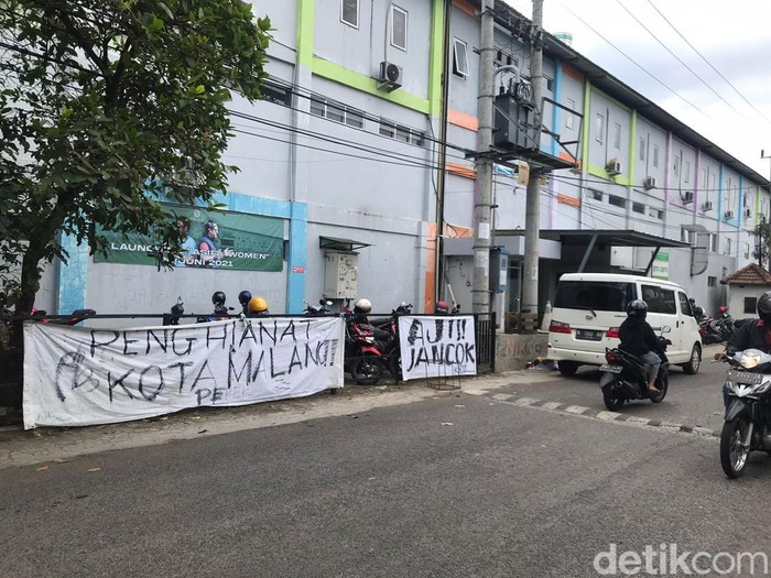 Akademi sepak bola milik Pelatih Persebaya Surabaya, Aji Santoso di Kota Malang menjadi sasaran aksi vandalisme. Mobil operasional dicoret-coret.