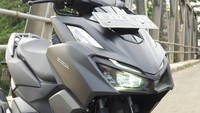 AHM juga membuat tampilan All New Vario 160 warna hitam ini menjadi elegan karena hampir tidak menggunakan striping atau grafis. AHM hanya memberi logo emboss (3 dimensi) untuk tulisan Vario 160 di bodi samping dan tulisan Honda di tebeng depan. Foto: Luthfi Anshori/detikOto