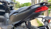 Berbeda dengan pilihan warna lainnya yang menggunakan kombinasi dua warna, warna Grande Matte Black ini membuat tampilan All New Honda Vario 160 jadi berkesan besar dan padat. Itu karena semua bodinya dilabur hitam. Foto: Luthfi Anshori/detikOto