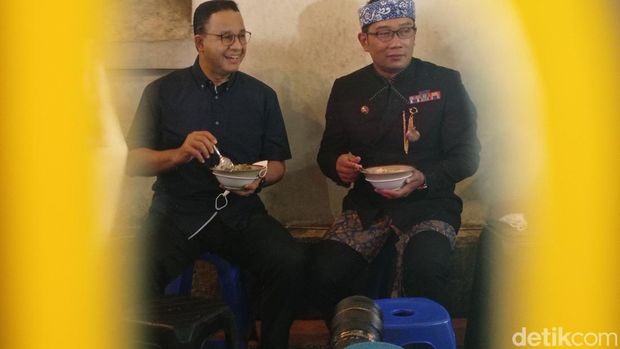 Anies Baswedan dan Ridwan Kamil makan bubur bersama di kawasan Jalan Asia Afrika Bandung.