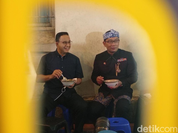 Anies Baswedan dan Ridwan Kamil makan bubur bersama di kawasan Jalan Asia Afrika Bandung.