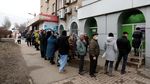Antrean ATM Mengular Panjang di Ukraina