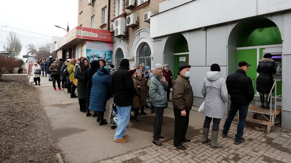 Antrean ATM Mengular Panjang di Ukraina