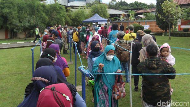 Antrean warga yang akan membeli minyak goreng di halaman Bulog Bandung.