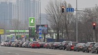 Antrean panjang terlihat pada beberapa SPBU. (AFP/GENYA SAVILOV)
