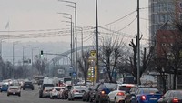 Antrean kendaraan mengular pada salah satu ruas jalan di Kiev.  (AFP/GENYA SAVILOV)