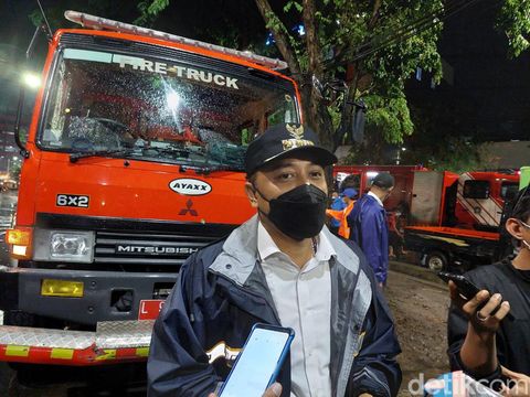 Sore tadi, hujan deras disertai angin kencang terjadi di Surabaya. Akibatnya, beberapa pohon tumbang dan banjir terjadi di beberapa titik.