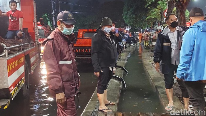 Sore tadi, hujan deras disertai angin kencang terjadi di Surabaya. Akibatnya, beberapa pohon tumbang dan banjir terjadi di beberapa titik.