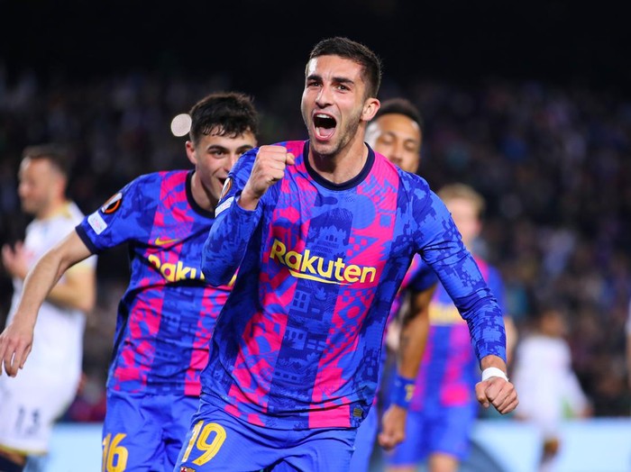 BARCELONA, SPAIN - FEBRUARY 17: Ferran Torres of FC Barcelona (R) celebrates with teammate Pedri after scoring their team's first goal from the penalty spot during the UEFA Europa League Knockout Round Play-Off Leg One match between FC Barcelona and SSC Napoli at Camp Nou on February 17, 2022 in Barcelona, Spain. (Photo by Eric Alonso/Getty Images)