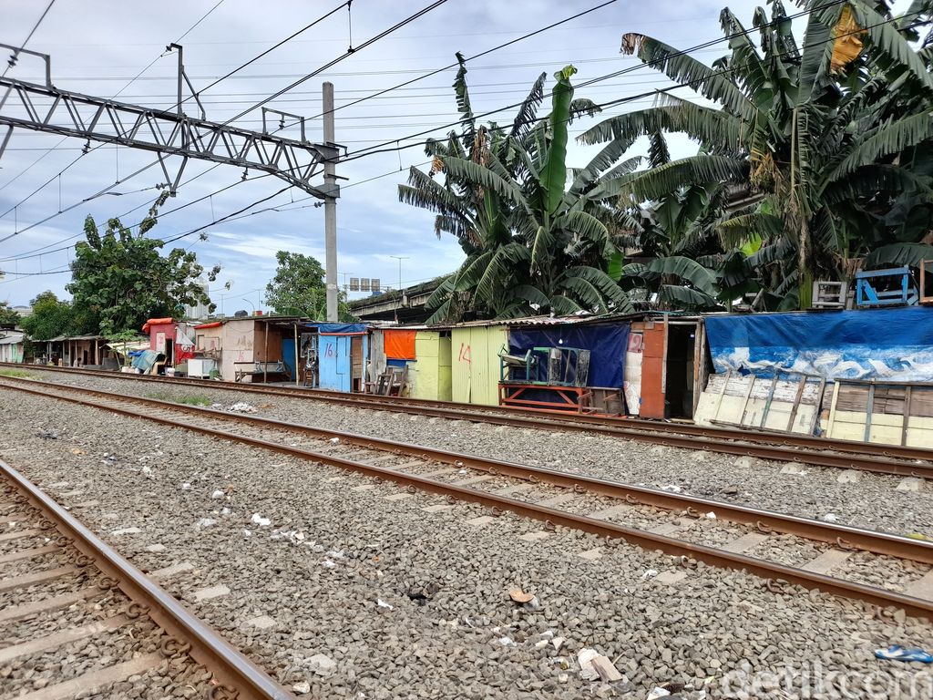 Bedeng-bedeng pinggir rel belakang JIS, 24 Februari 2022. (Marteen Ronaldo Pakpahan/detikcom)