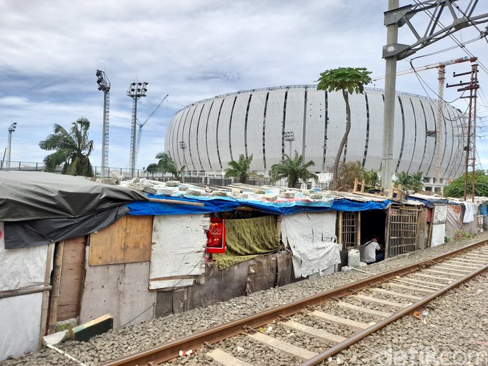 Bedeng-bedeng pinggir rel belakang JIS, 24 Februari 2022. (Marteen Ronaldo Pakpahan/detikcom)