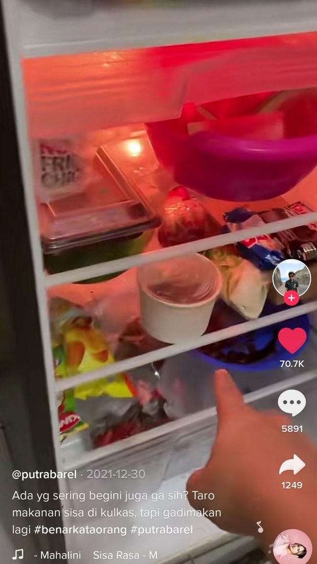 Bersihkan Kulkas, Pria Ini Temukan Banyak Sisa Jajanan Istri yang Tak Habis Dimakan