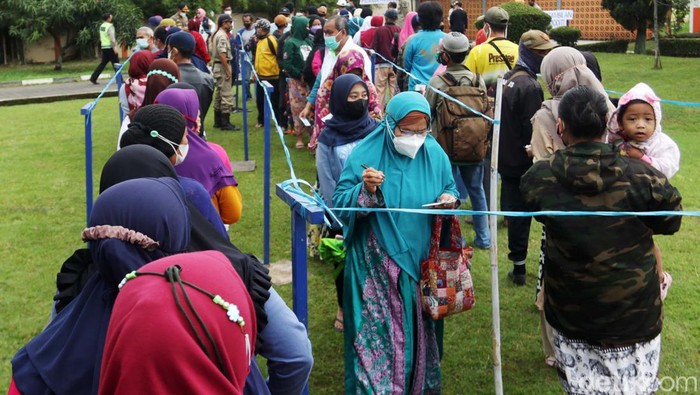 Bulog Gelar Operasi Pasar Minyak Goreng di Bandung .600 liter minyak goreng dijual kepada warga dalam operasi pasar yang digelar Bulog Cabang Bandung dam Dinas Perdagangan dan Perindustrian (Disdagin) Kota Bandung.