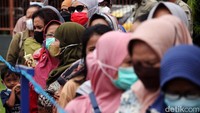 Warga tampak mengantre dengan tertib. Mereka juga menerapkan protokol kesehatan seperti memakai masker saat mengantre minyak goreng.