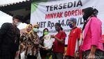 Warga Antre demi Minyak Goreng Rp 14.000/Liter