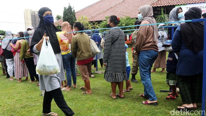 .600 liter minyak goreng dijual kepada warga dalam operasi pasar yang digelar Bulog Cabang Bandung dam Dinas Perdagangan dan Perindustrian (Disdagin) Kota Bandung.