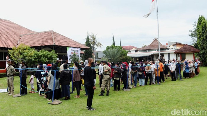 .600 liter minyak goreng dijual kepada warga dalam operasi pasar yang digelar Bulog Cabang Bandung dam Dinas Perdagangan dan Perindustrian (Disdagin) Kota Bandung.