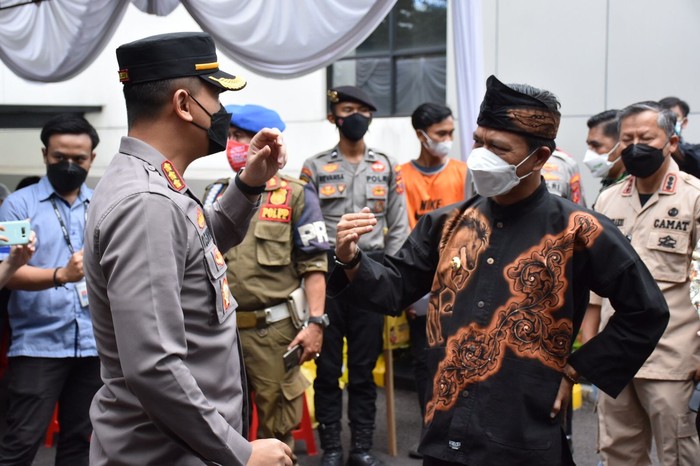 Bupati Bandung Dadang Supriatna menghadiri pelaksanaan gebyar vaksinasi serentak yang digelar PT Sinar Runnerindo di Desa Pangauban, Kecamatan Katapang, Kabupaten Bandung, Kamis (24/2).