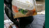 Sebelum kena omel kustomer, driver ojol ini curhat kehujatan hingga membuat mie ayam pesanan kustomer tumpah berantakan. Foto: Instagram/Facebook