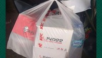 Memesankan beberapa paket makanan di KFC, kustomer malah kasih makanan tersebut untuk driver ojol. Yang pesan malaikat baik nih, curhat driver ojol.  Foto: Instagram/Facebook
