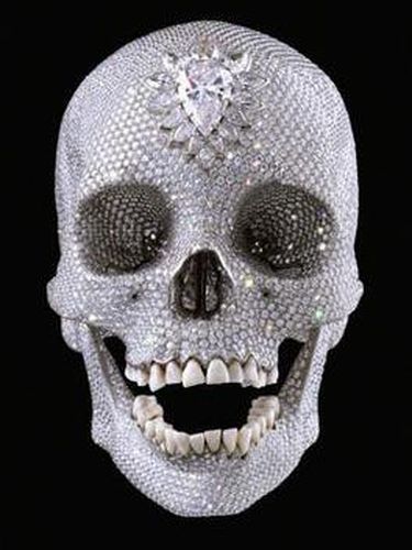 Tengkorak manusia berhiaskan batu berlian karya Damien Hirst.