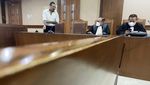 Pelukan Hangat Nora ke Jerinx Jelang Sidang Putusan