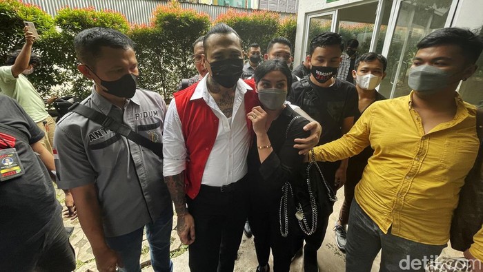 Didampingi Istri, Jerinx SID Hadapi Vonis I Gede Aryastina alias Jerinx Superman Is Dead (SID) menghadapi sidang vonis kasus pengancaman terhadap Adam Deni Gearaka, di Pengadilan Negeri Jakarta Pusat.