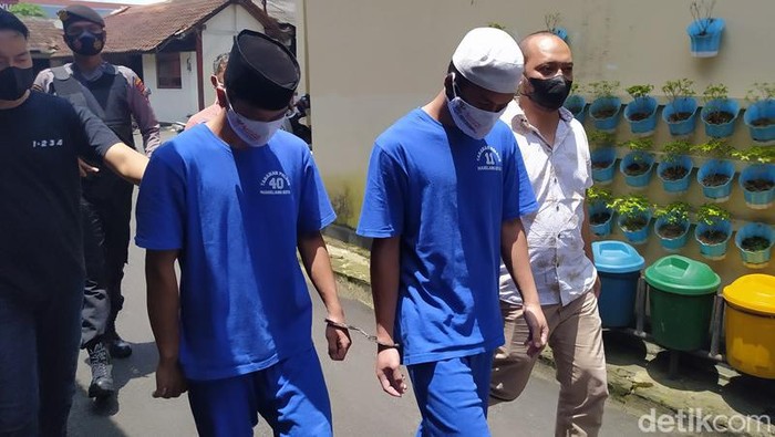 Dua pemuda tersangka pencabulan yang diamankan Polres Magelang Kota, Kamis (24/2/2022).