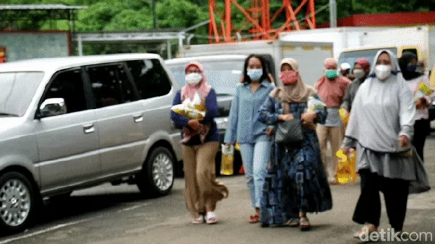 Emak-emak berburu minyak di Mapolres Sukabumi.