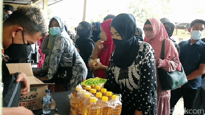 Emak-emak berburu minyak di Mapolres Sukabumi.