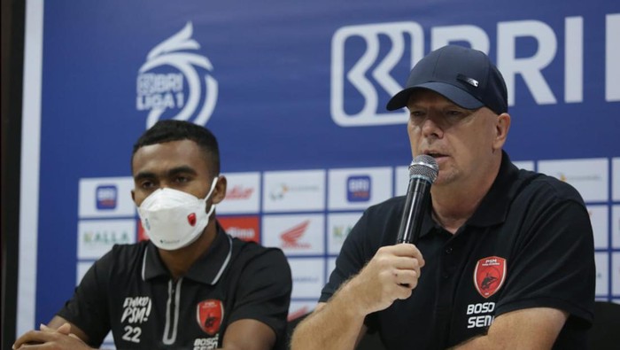 Pelatih PSM Makassar saat konferensi pers jelang laga melawan Bhayangkara FC.