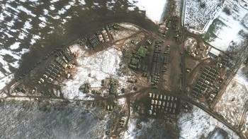 Pergerakan peralatan pendukung dan pasukan pada 21 Februari 2022 di Krasnyi Oktyabr, Russia (Maxar Technologies)