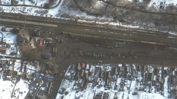 Tank dan kendaraan di depo kereta pada 21 Februari 2022 di Veselaya Lopan (Maxar Technologies)