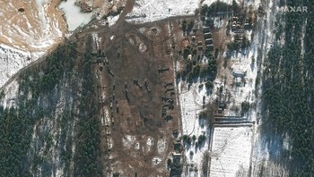 Kendaraan alat berat pada 22 Februari 2022 di Klintsy, Russia. (Maxar Technologies)