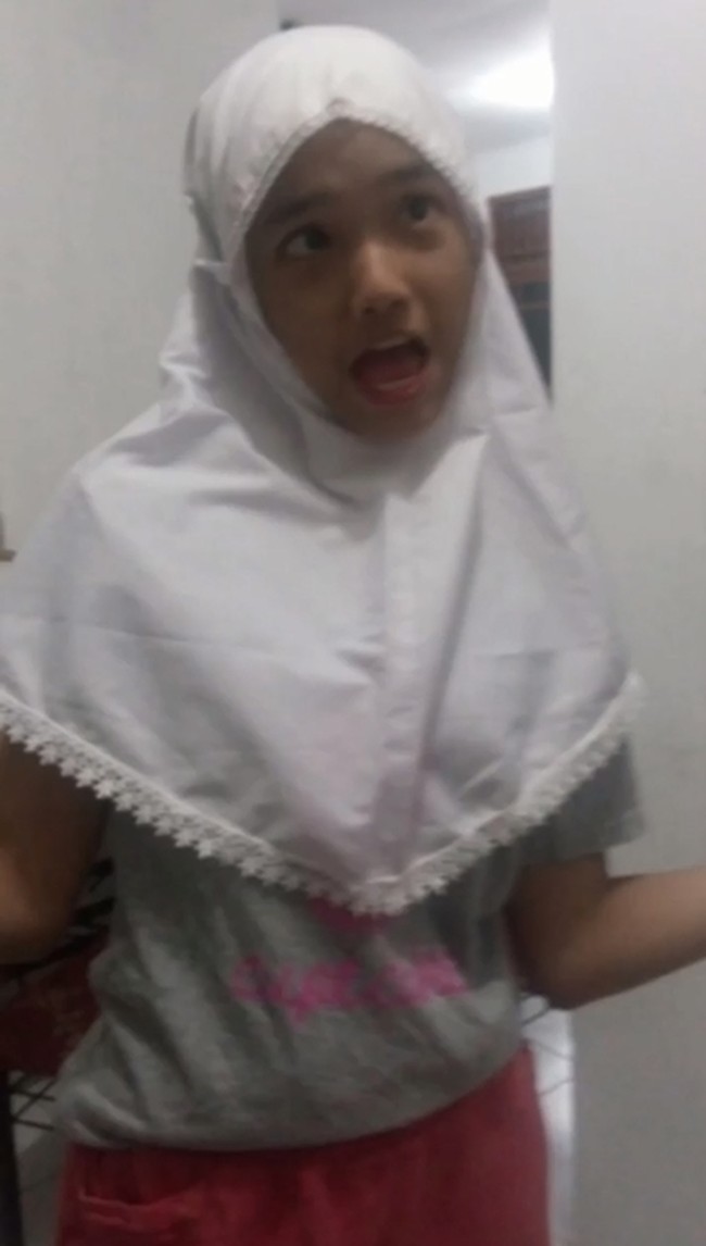 Melalui akun Instagram pribadinya, Fuji juga tampak membagikan foto-foto lawasnya. Seperti foto yang satu ini, saat dirinya masih duduk di bangku sekolah. Sambil mengenakan hijab, Fuji tampak menunjukkan ekspresi wajah yang kocak. Foto: Instagram/@fuji_an