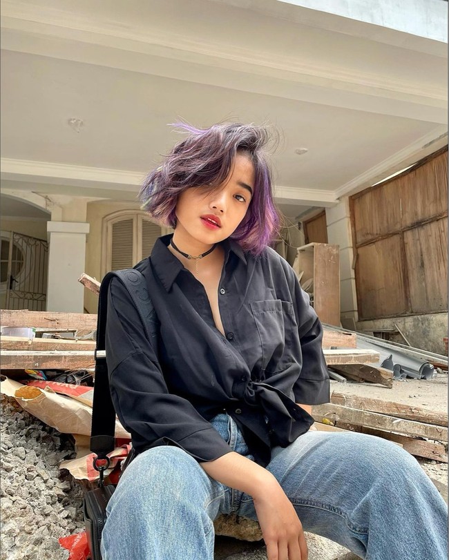 Semakin beranjak dewasa penampilan Fuji pun terlihat makin glow up. Fuji sempat mewarnai rambut pendeknya dengan warna terang yang membuat penampilannya tampak semakin keren. Foto: Instagram/@fuji_an