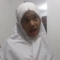 Melalui akun Instagram pribadinya, Fuji juga tampak membagikan foto-foto lawasnya. Seperti foto yang satu ini, saat dirinya masih duduk di bangku sekolah. Sambil mengenakan hijab, Fuji tampak menunjukkan ekspresi wajah yang kocak. Foto: Instagram/@fuji_an
